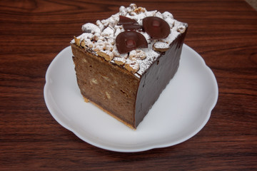 白い皿の上のチョコレートケーキ
