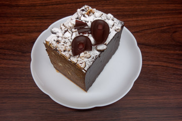 白い皿の上のチョコレートケーキ