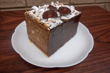 白い皿の上のチョコレートケーキ