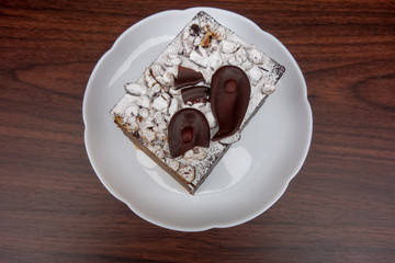 白い皿の上のチョコレートケーキ
