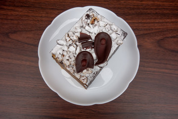 白い皿の上のチョコレートケーキ