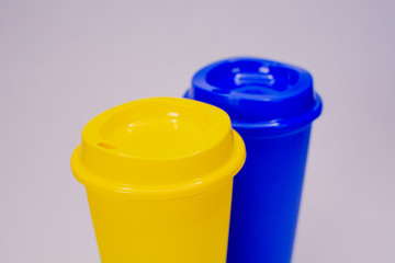 Vasos de color amarillo y azul
