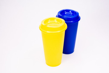 Vasos de color amarillo y azul