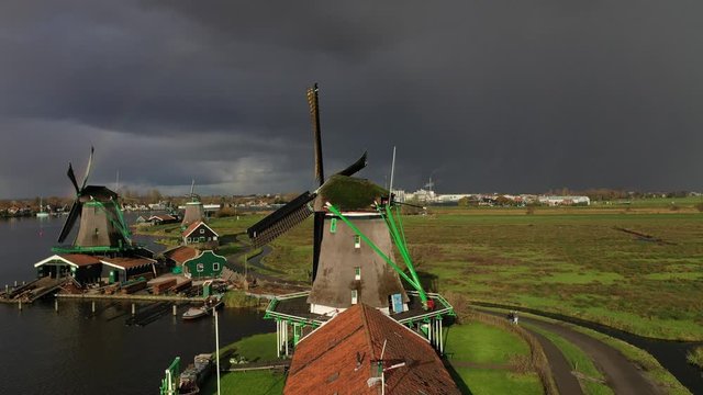 Vuelo entre molinos en Amsterdam, apreciando Arcoiris