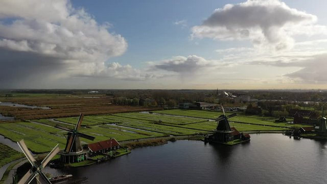 Volando en los parques de Amsterdam con los Molinos
