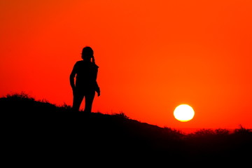 atardecer rojo con silueta