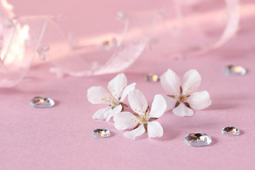 Fototapeta na wymiar 桜の花とストーンとハートのリボン