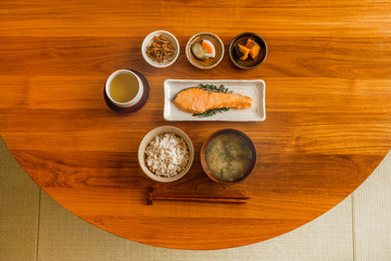 一般的な朝食　Typical Japanese breakfast 