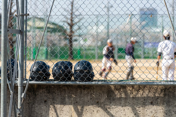 野球を練習する少年とヘルメット