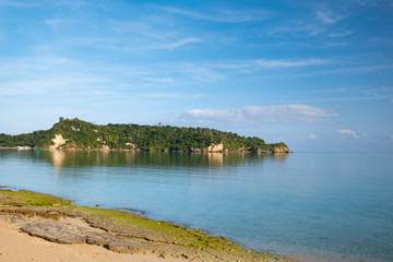 Fototapeta premium 晴れた朝の屋我地島のビーチから眺める沖縄本島と透き通る静かな海の風景