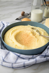 Schale Schüssel mit Kartoffelpüree mit Zutaten aus Kartoffeln, Milch, Salz, Butter, Muskatnuss...