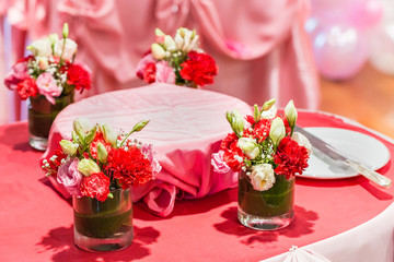Obraz na płótnie Canvas The flowers are beautifully arranged on the table.