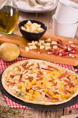 Tart with fried potato, raclette cheese and smoke flavour bacon.