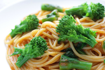 緑の野菜の菜の花の春パスタ