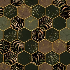 Foto op Plexiglas Marmeren hexagons Marmeren zeshoek naadloze textuur met goud. Tropische planten achtergrond