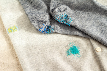 繕って補修したウールのカーディガンとソックス