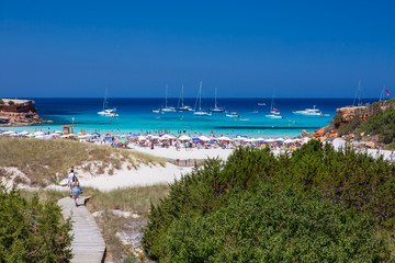 Obraz premium Vista de la playa de Cala Saona en Formentera.