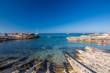 Naklejka premium Cala de pescadores en Formentera (Es Caló)
