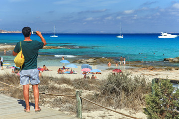 Persona haciendo una foto en la Playa Levante, Formentera 