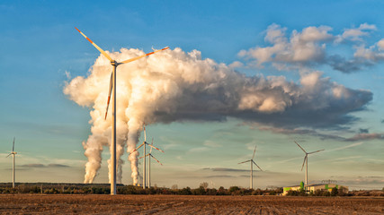 Windräder und Braunkohlekraftwerk