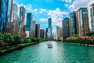 Fototapeta premium Trump International Hotel & Tower - Chicago nad rzeką Chicago na tle nieba