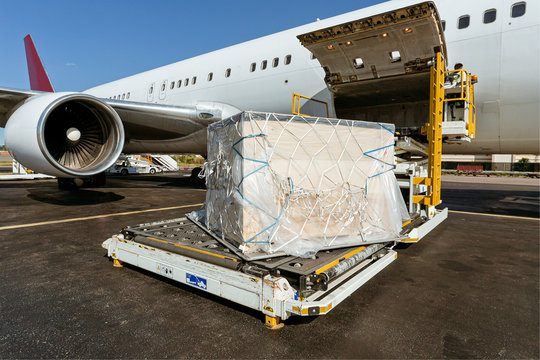 Cargo plane loding