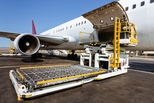 Cargo plane loading