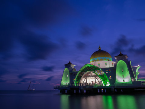 マラッカの水上モスクのイルミネーション Masjid Selat Melaka (Melaka Straits Mosque), Night Illumination