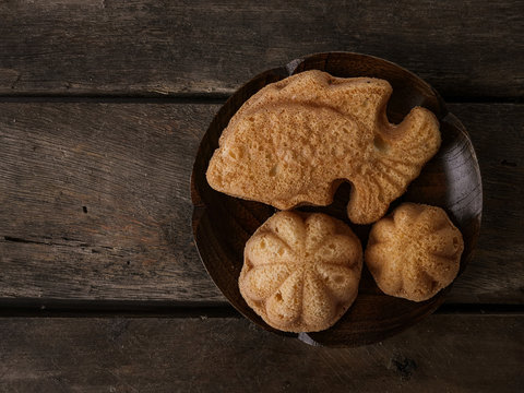 Simple styling photoshoot baulu cakes is very famous in Malaysia are called kuih bahulu.