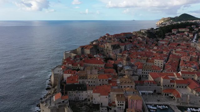 Volando sobre la ciudad amurallada. Dubrovnik, Croacia
