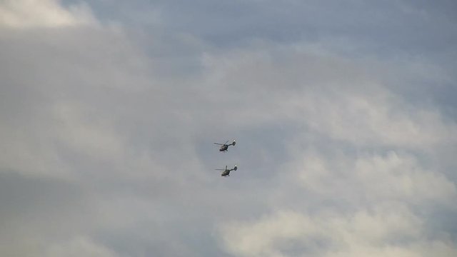 Zwei Helikopter im Synchronflug (Originalton)