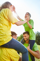 Obraz premium piggyback teambuilding game in workshop