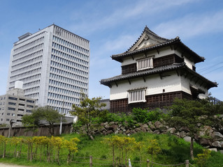 Fototapeta premium Hochhaus neben historischer Festungsanlage in Japan