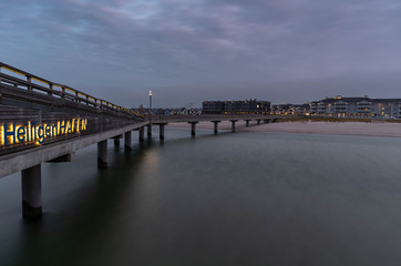 Fototapeta na wymiar Sea bridge Heiligenhafen at night