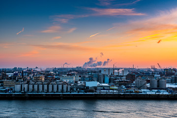 Petrolchemie im Hamburger Hafen zur Abendstimmung