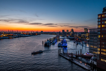 Fototapeta premium Hamburger Hafen bei schöner Abndstimmung von der Elphi aus gesehen
