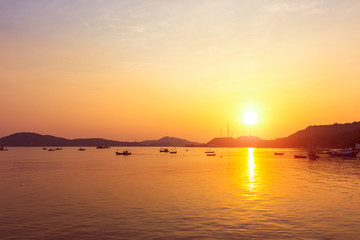 Naklejka premium wood fishing boat in the sea and sunset.