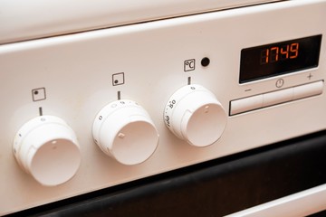 cooker with temperature and time adjustment