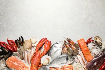 Frischer Fisch und Meeresfrüchte auf Marmortisch, flach gelegt. Platz für Text © New Africa