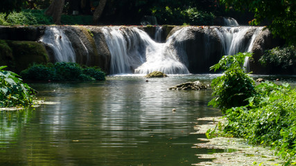 Obraz premium Green waterfall (Chet Sao Noi waterfall) in Thailand.