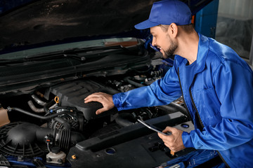 Fototapeta na wymiar Male mechanic working in car service center