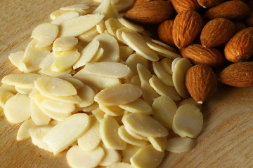 Mandeln ganz und gehobelt auf Holz