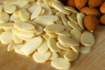 Mandeln ganz und gehobelt auf Holz