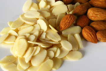 Mandeln ganz und gehobelt auf weissem Hintergrund