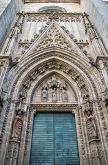 Fototapeta na wymiar Puerta de Palos catedral de Sevilla