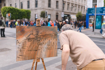 picture of old painter in street