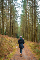 Obraz premium Blonde girl on the path of the Otzarreta Forest in Gorbea, Bizkaia. Spain