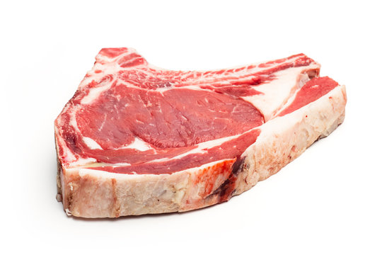 Chulet&oacute;n crudo de carne de vaca sobre fondo blanco aislado. Vista superior