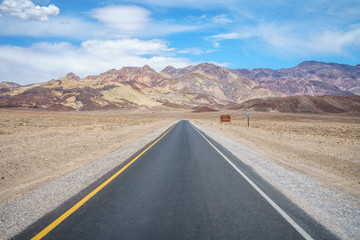 Obraz premium on the road on artists drive in death valley national park, california, usa
