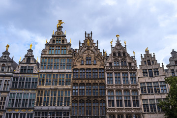 Fototapeta na wymiar Häuserzeile mit alten historischen Häusern am Marktplaz in Antwerpen/Belgien